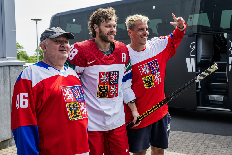 Pastrňák s fanoušky na MS 2025 v Herningu